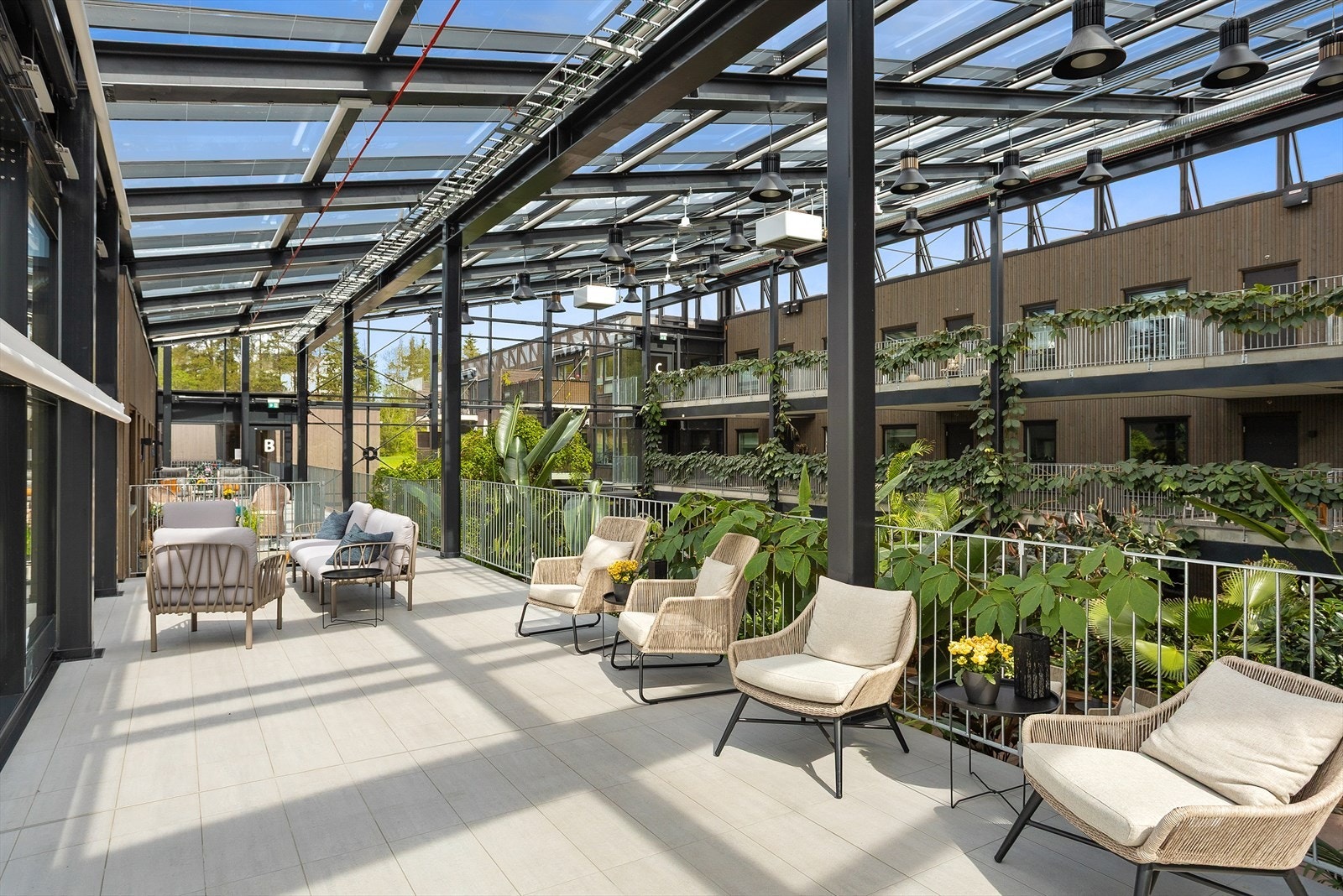 I den tropiske hagen er det flere hyggelig sitteplasser for felleskapet. Galleribilde