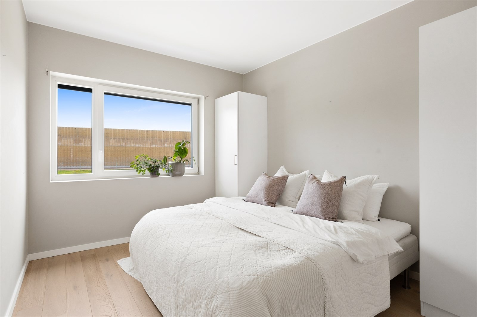 Lyst og behagelig hovedsoverom med nøytrale farger. Soverommet har direkte adkomst til badet, og det er godt med garderobeplass. Galleribilde