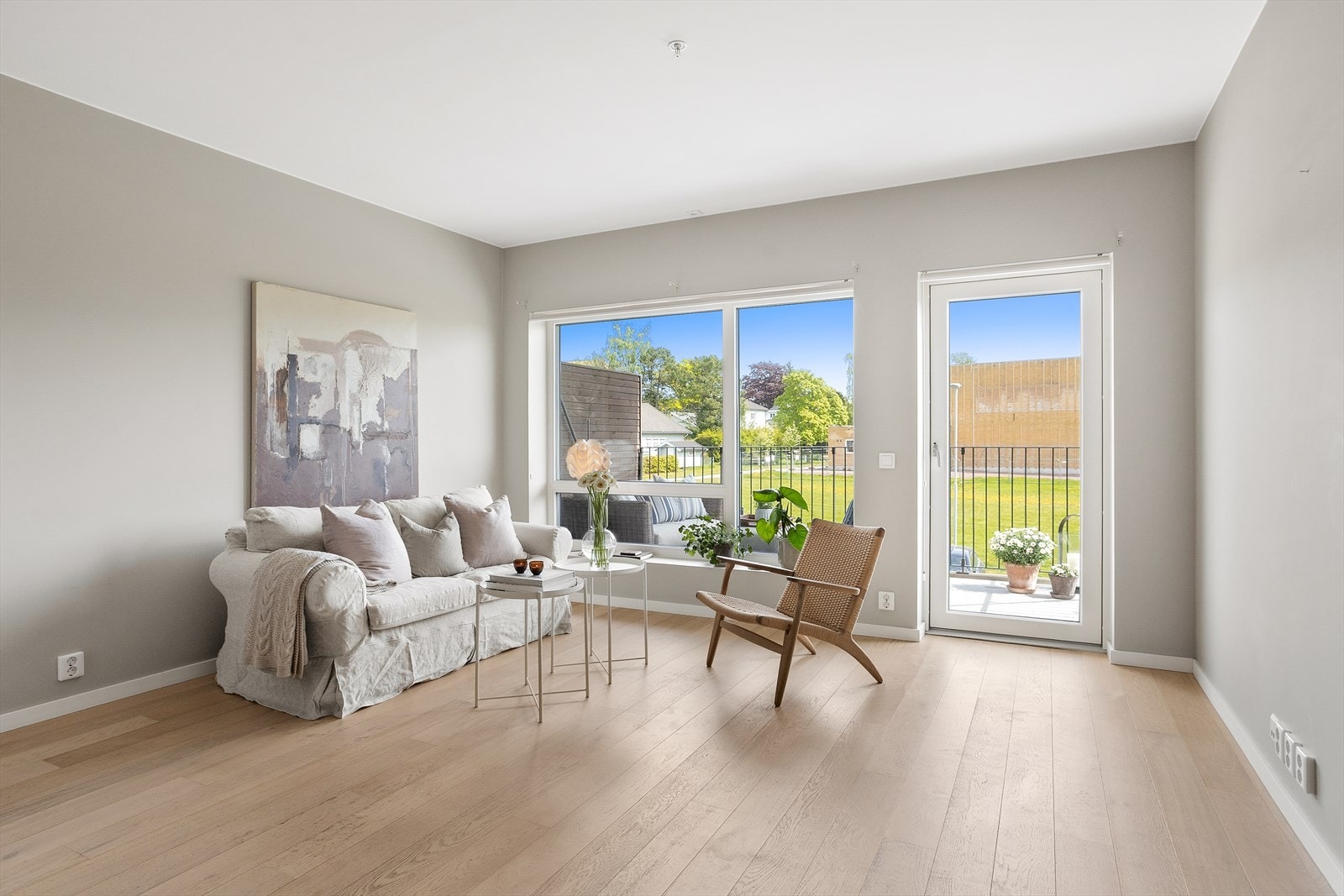 Behagelig og stilren stue med direkte adkomst til balkong.
Leiligheten er oppmalt i varme og behagelig farger godt akkompagnert av et lunt parkerrgulv. Galleribilde