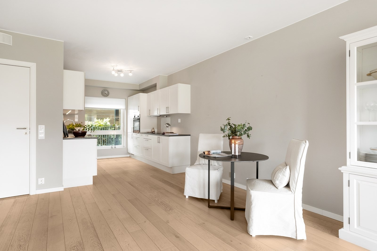 Stue- og kjøkkendelen har god plass til å møblere i ulike soner. Galleribilde