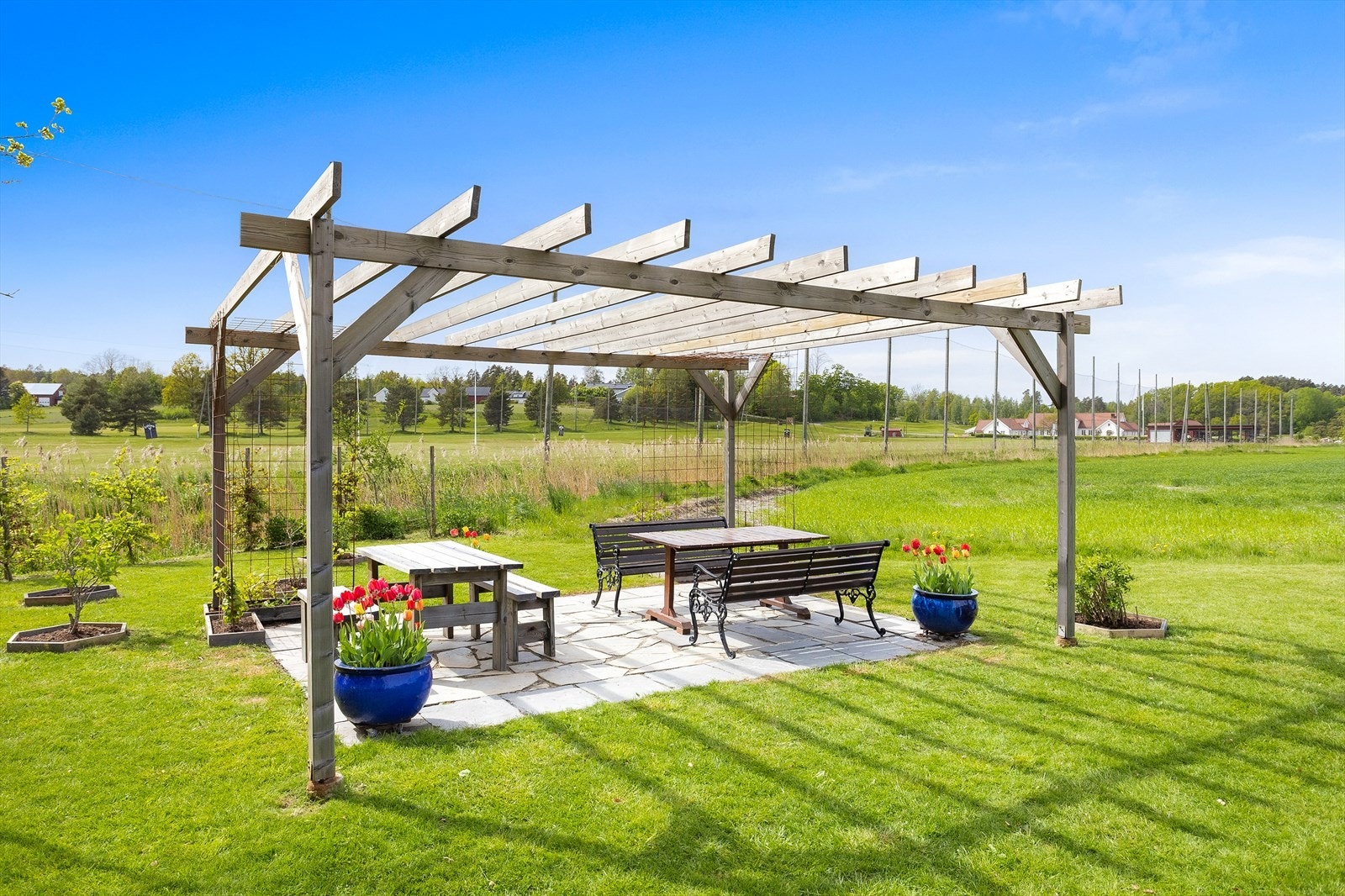 Lun og landlig felles hage med sitteplasser i fine omgivelser. Galleribilde