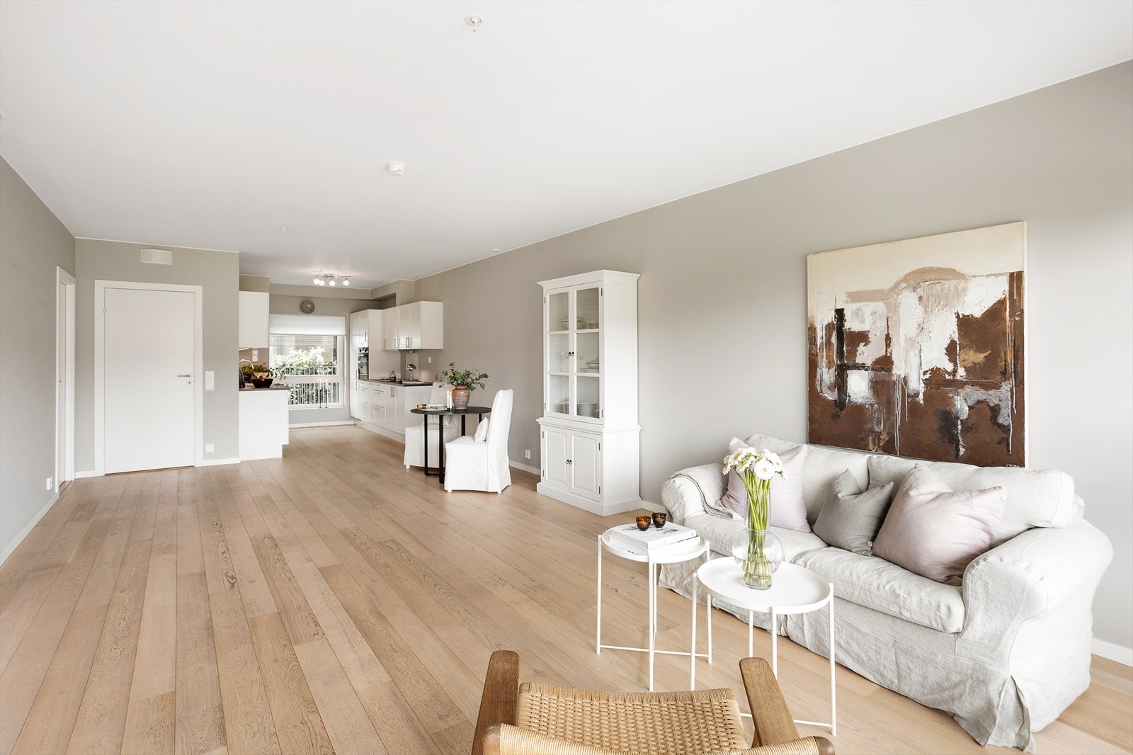 Lys og åpen stue med sømløs overgang til kjøkkenet. Flere gode møbleringsmuligheter og rikelig med lysinslipp fra vinduene. Galleribilde