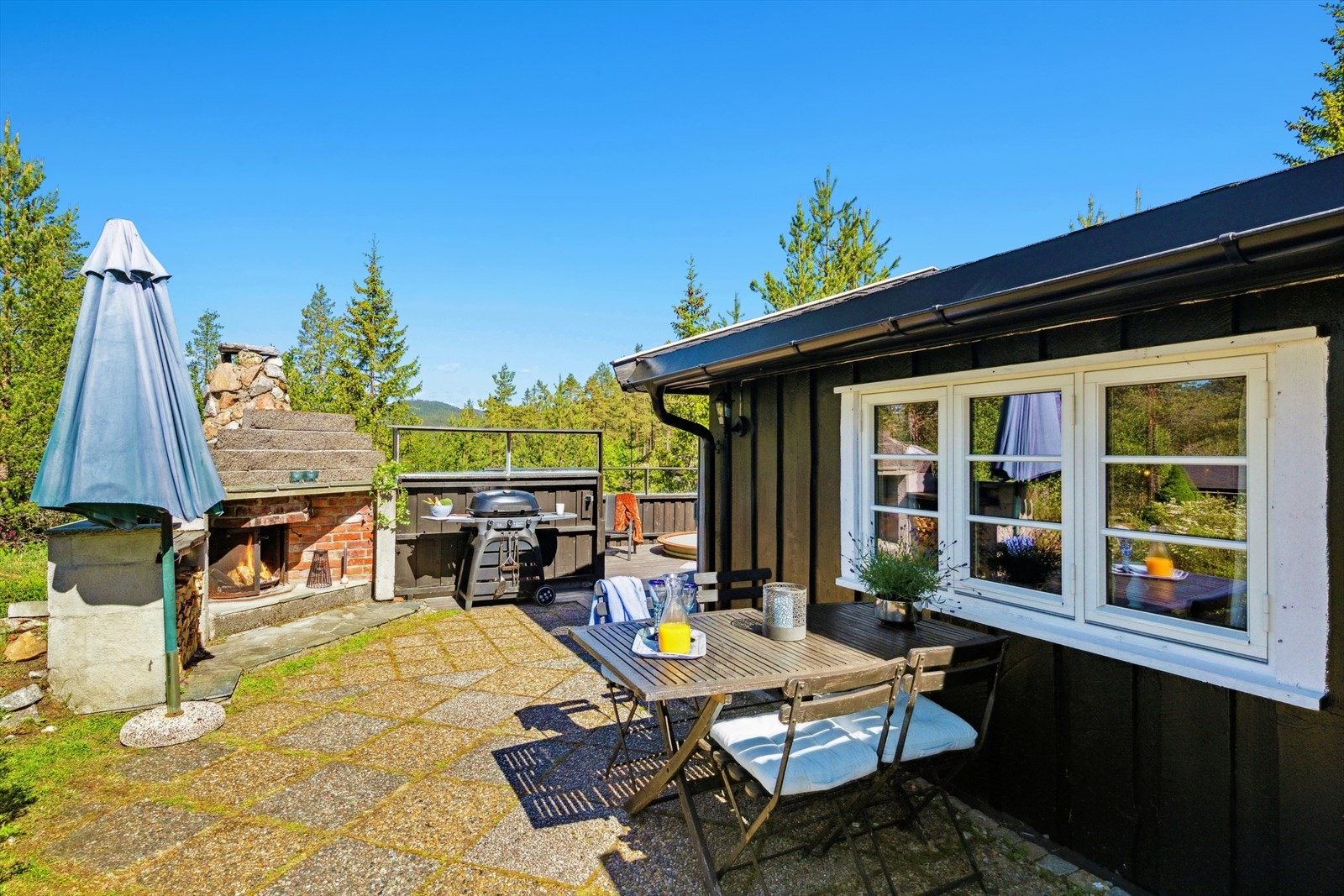 Hytta har flere fine uteplasser hvor du kan flytte deg rundt etter solen. Galleribilde