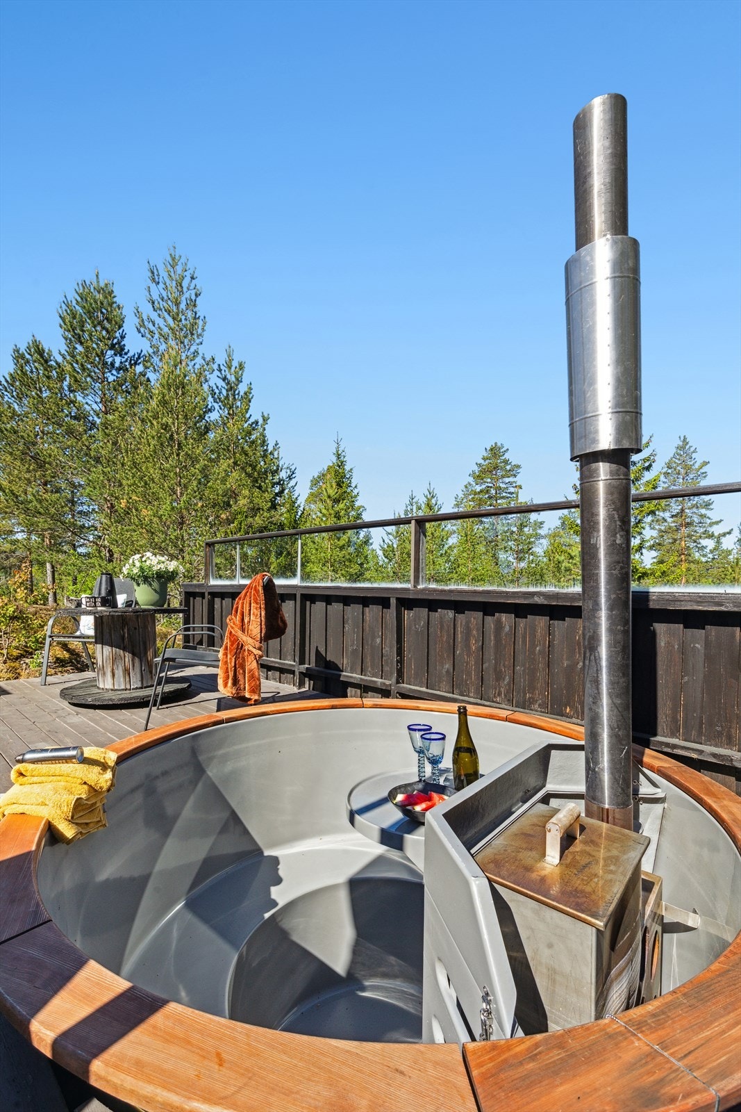 Herlig vedfyrt badestamp, nedfelt i terrassen. Galleribilde