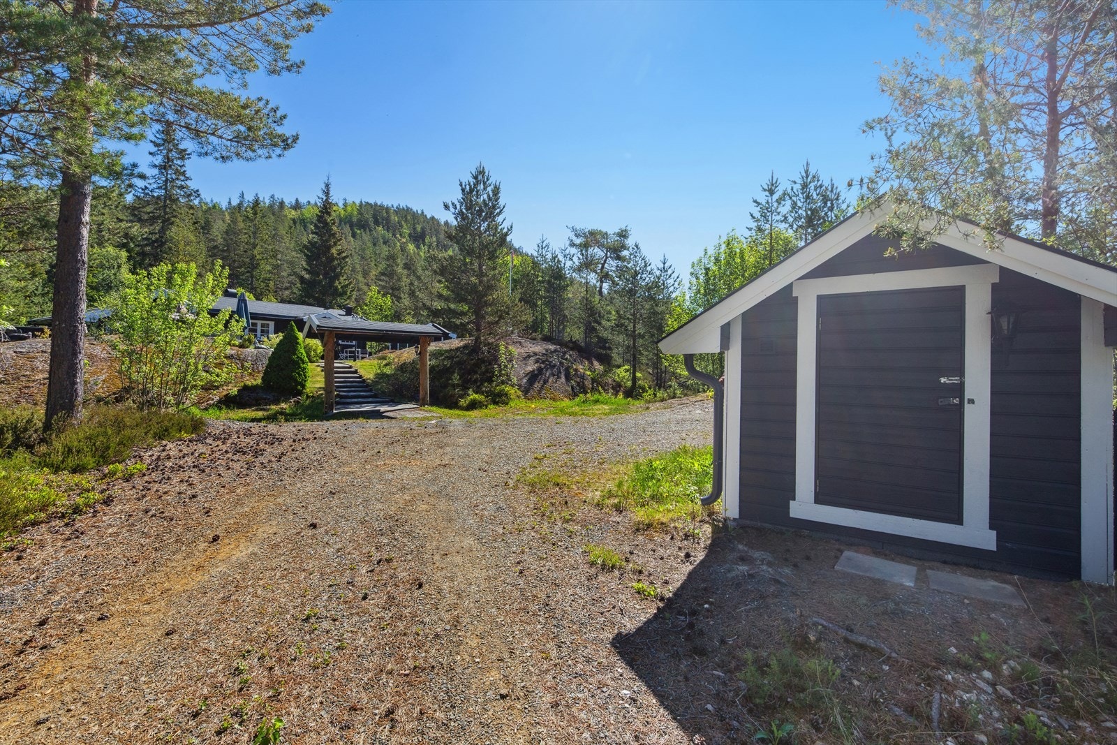 Felles brønnhus ligger ved parkeringen. Galleribilde