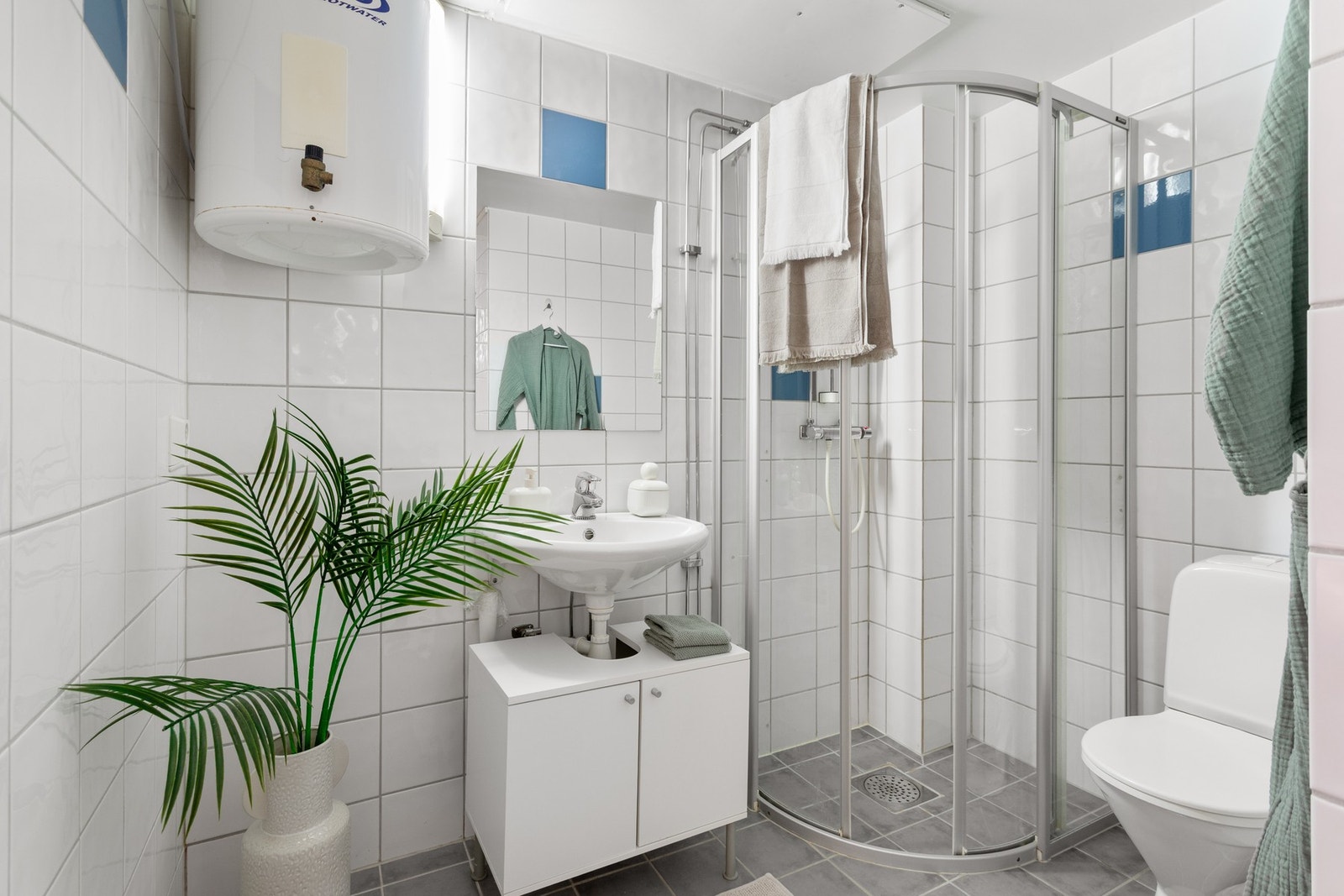 Varme i gulv. Varmtvannsbereder opphengt på vegg. Galleribilde