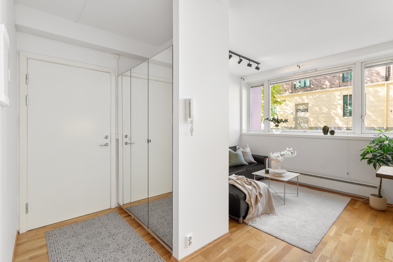 Boligen har en praktisk utforming med god plass til både sofakrok og spiseplass. Galleribilde