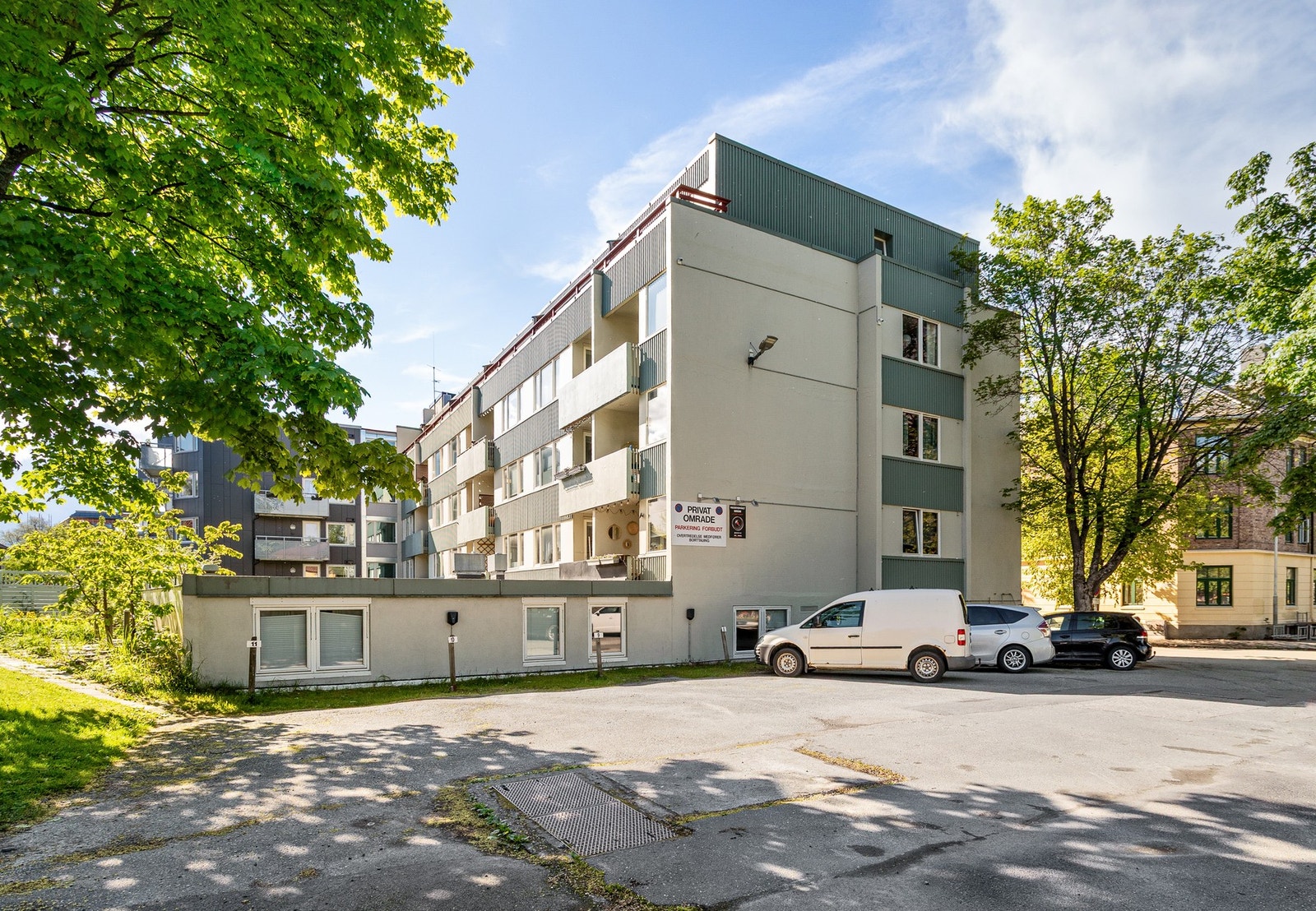 Borrettslaget leier ut 11 parkeringsplasser. Må søkes om. Galleribilde