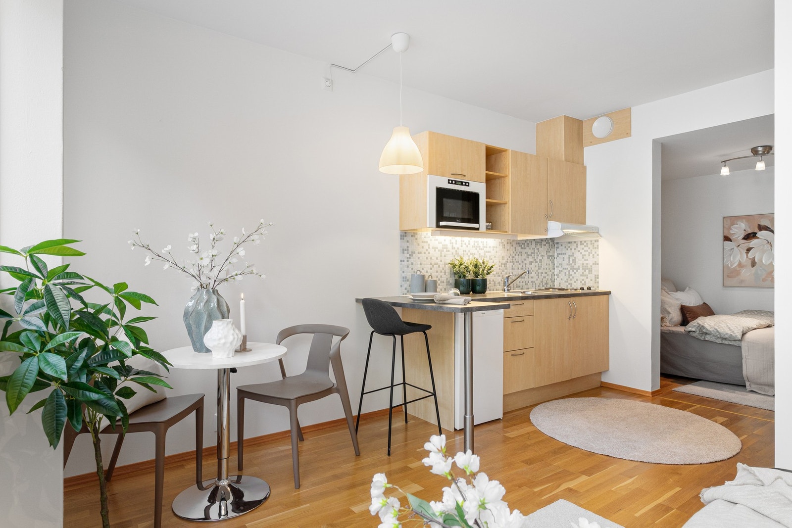 Pent kjøkken i naturlige toner. En funksjonell og stilig del av oppholdsrommet. Galleribilde