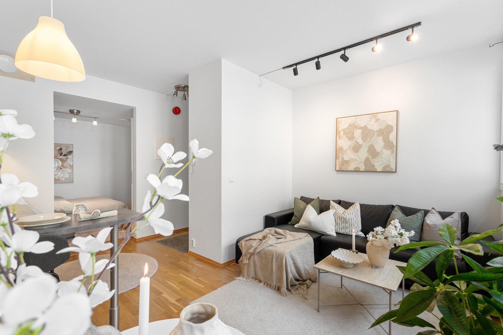 Stuen er et hyggelig og sosialt rom i leiligheten. Galleribilde