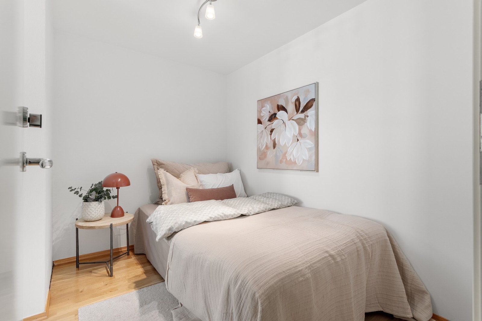 Avskjermet sovealkove med plass til dobbeltseng og oppbevaring. Galleribilde