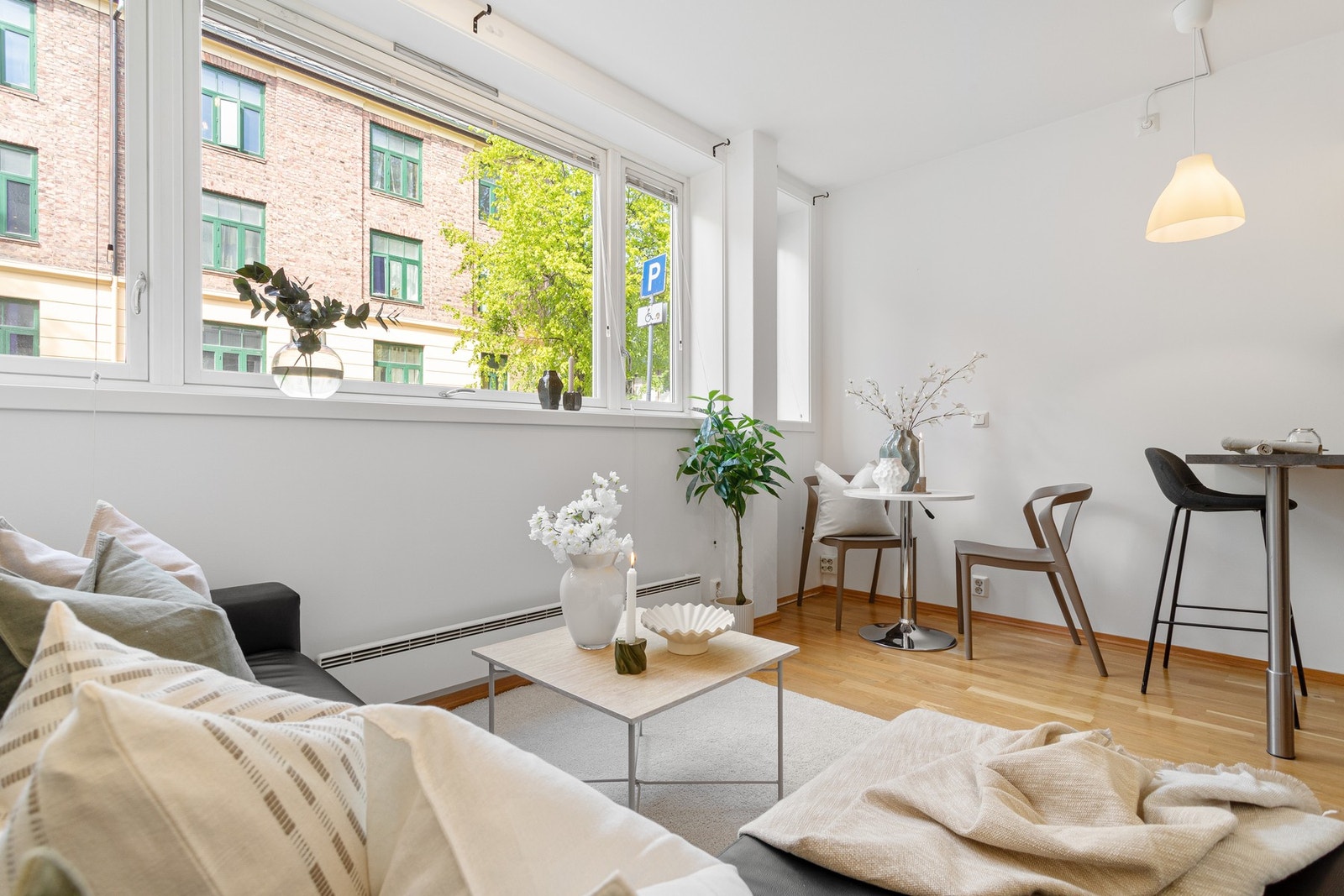 Rommet fremstår stilrent og gjennomført med interiør i naturlige toner. Galleribilde