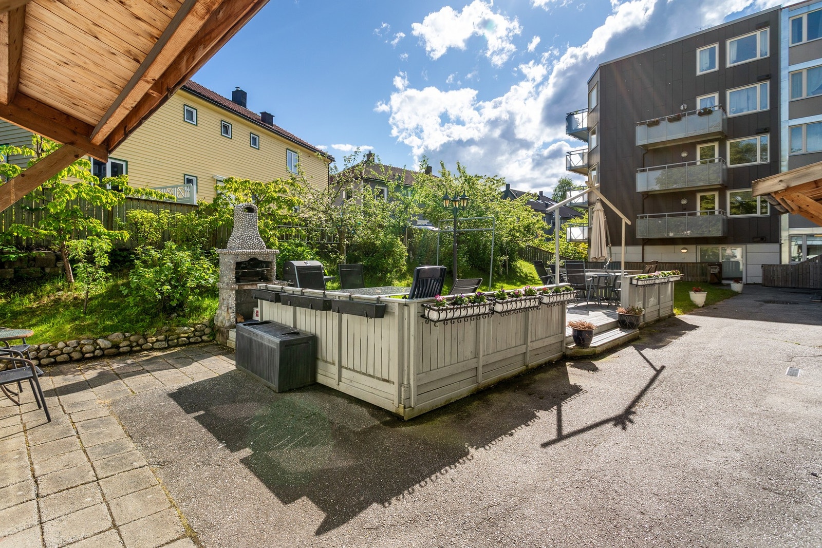 Trivelig bakgård med sittegrupper og beplantning. Galleribilde