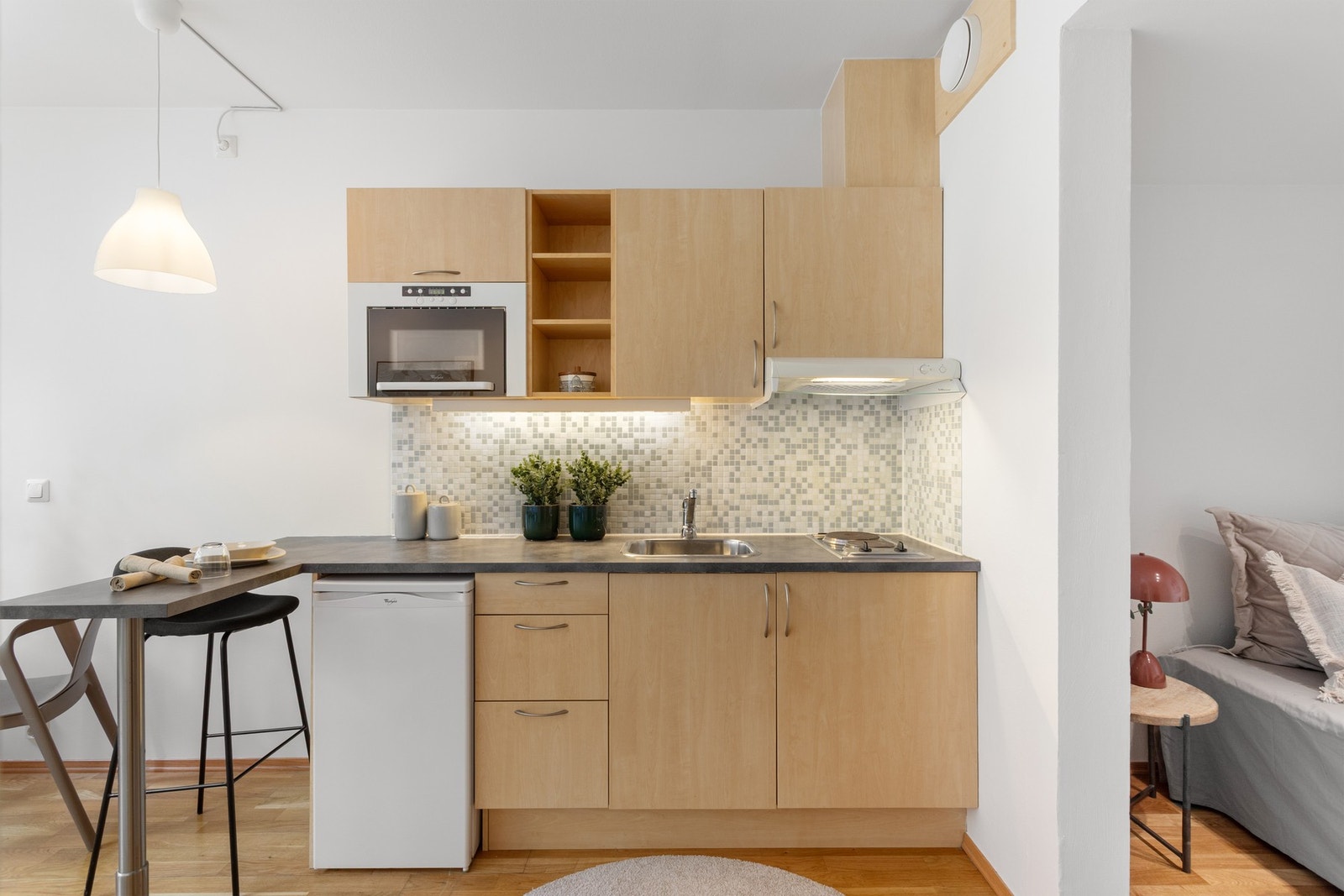 Smart kombinasjon av spiseplass og barløsning - perfekt utnyttelse av plassen for både måltider og arbeid. Galleribilde