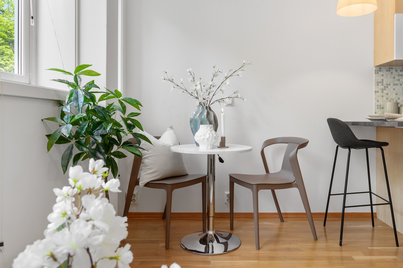 I tillegg har man plass til et lite spisebord like ved. Galleribilde