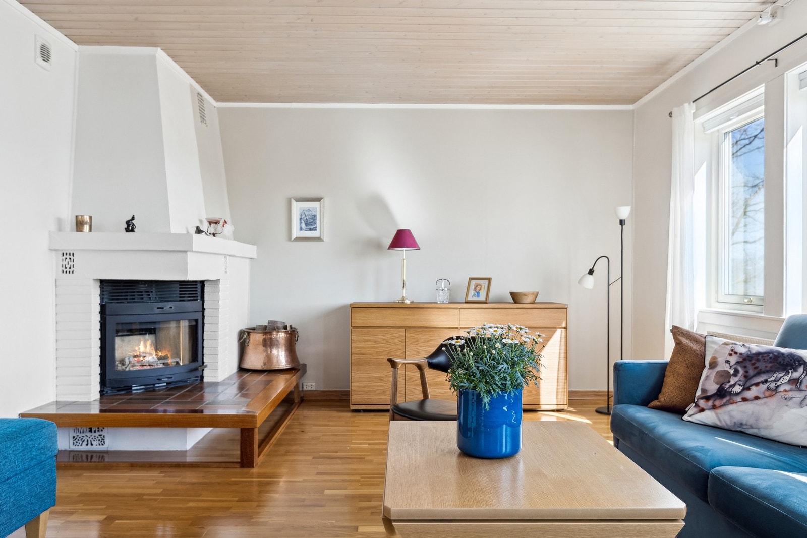 Se den koselige stuen. Plassbygd peis, slette vegger, parkett og pent panel i taket. Galleribilde