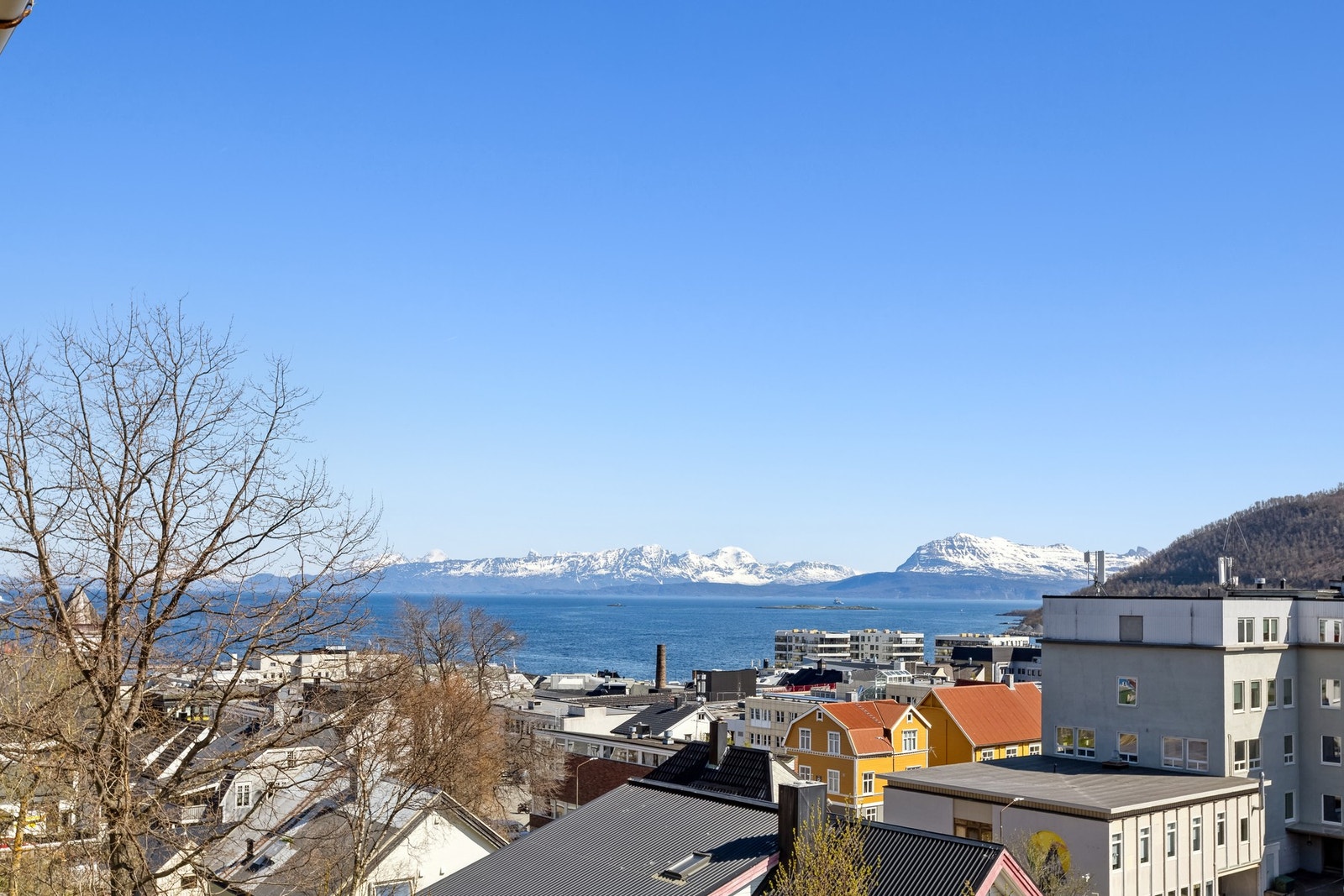 Nydelig utsikt over byen vår... Galleribilde