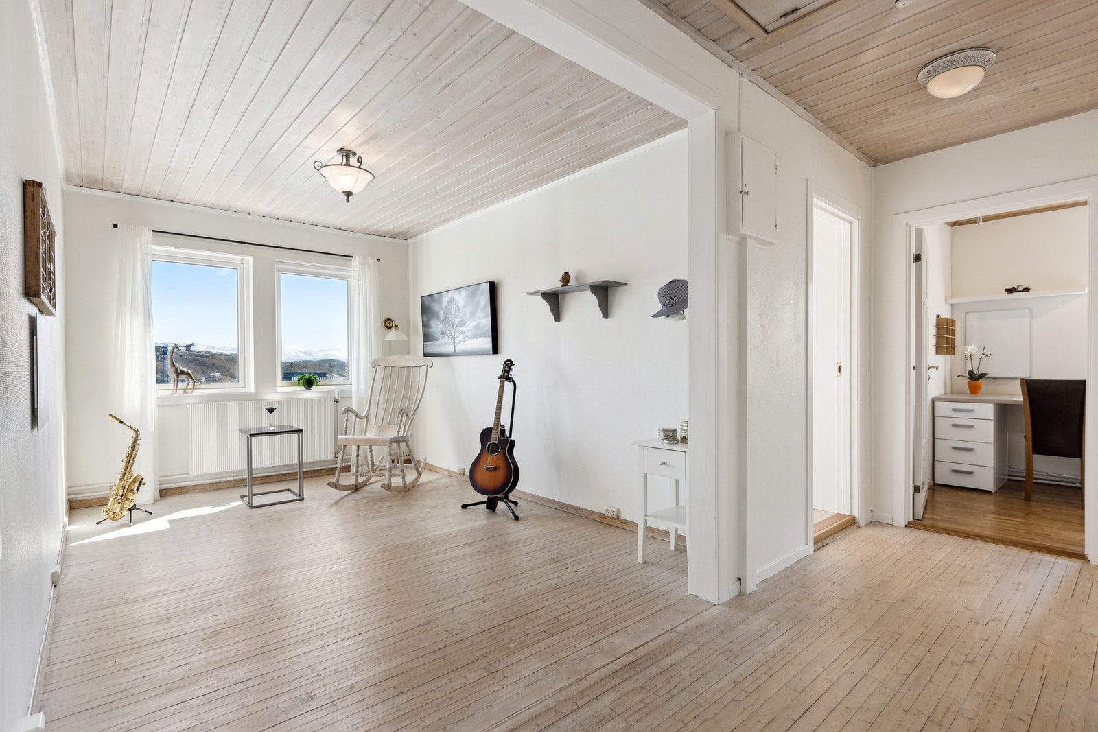 Rommet rett frem når du kommer opp er i dag brukt som en stue, men har mange bruksmuligheter. Galleribilde