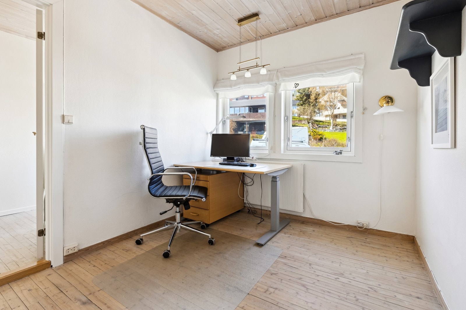 Dette soverommet brukes til kontor. Se det flotte tregulvet. Galleribilde