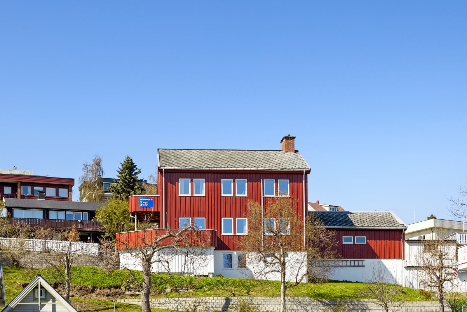 Nydelig beliggenhet i en gate uten gjennomkjøring. Egen inngang i sokkel. Galleribilde