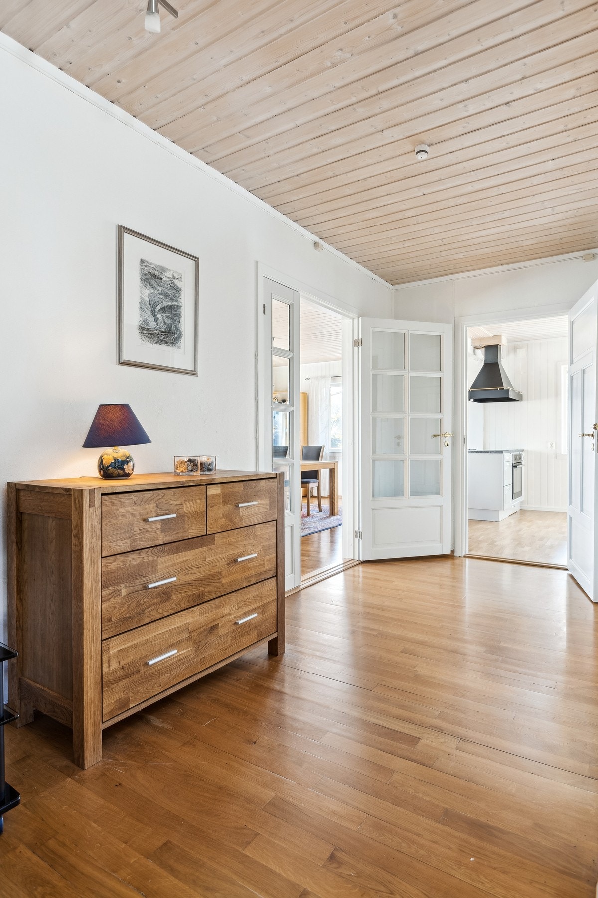 Fra hallén går man inn til stuen og kjøkkenet. Galleribilde