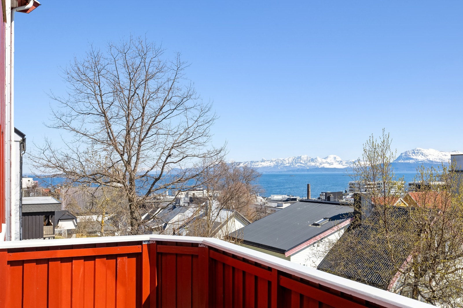 Her ser dere utsikten nedover mot byen, havet og fjellene. Galleribilde