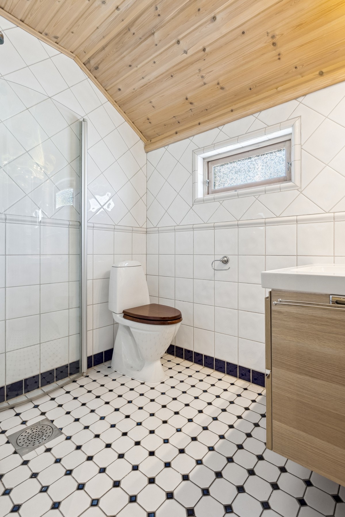 Badet er pent innredet. Perfekt med et bad og toalett i hovedetasjen. Galleribilde