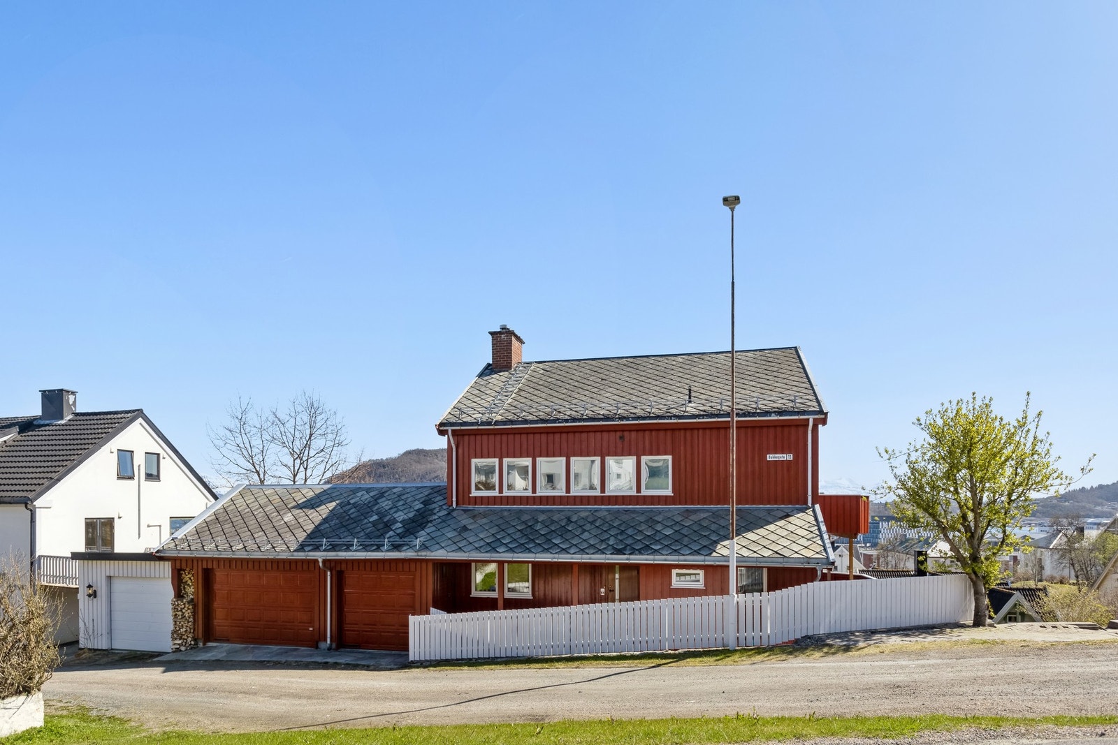 Nydelig eiendom som ligger meget sentrumsnært. Opparbeidet uteområde med steinbelagt parkeringsområde. Galleribilde