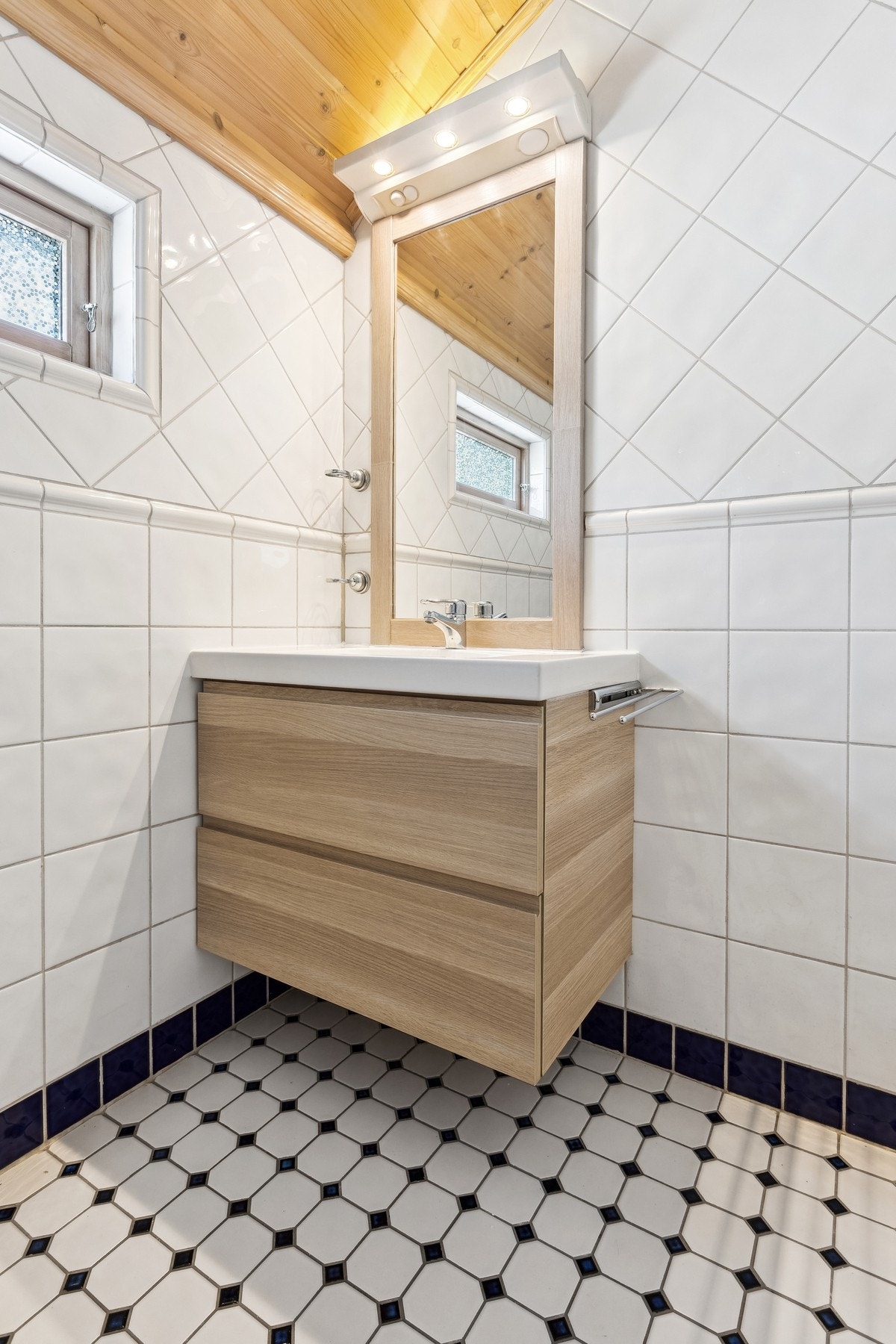 Stilige fliser, moderne baderommsinnredning med lyssatt speil. Galleribilde