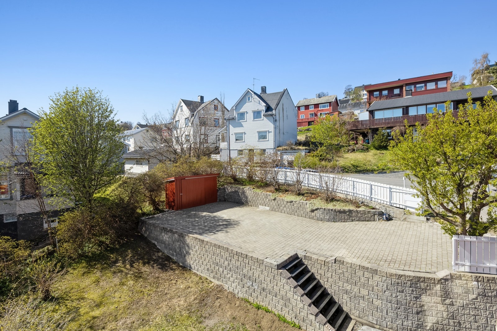 Pent opparbeidede murer, stilig trapp. plen, busker og beplantning. Galleribilde