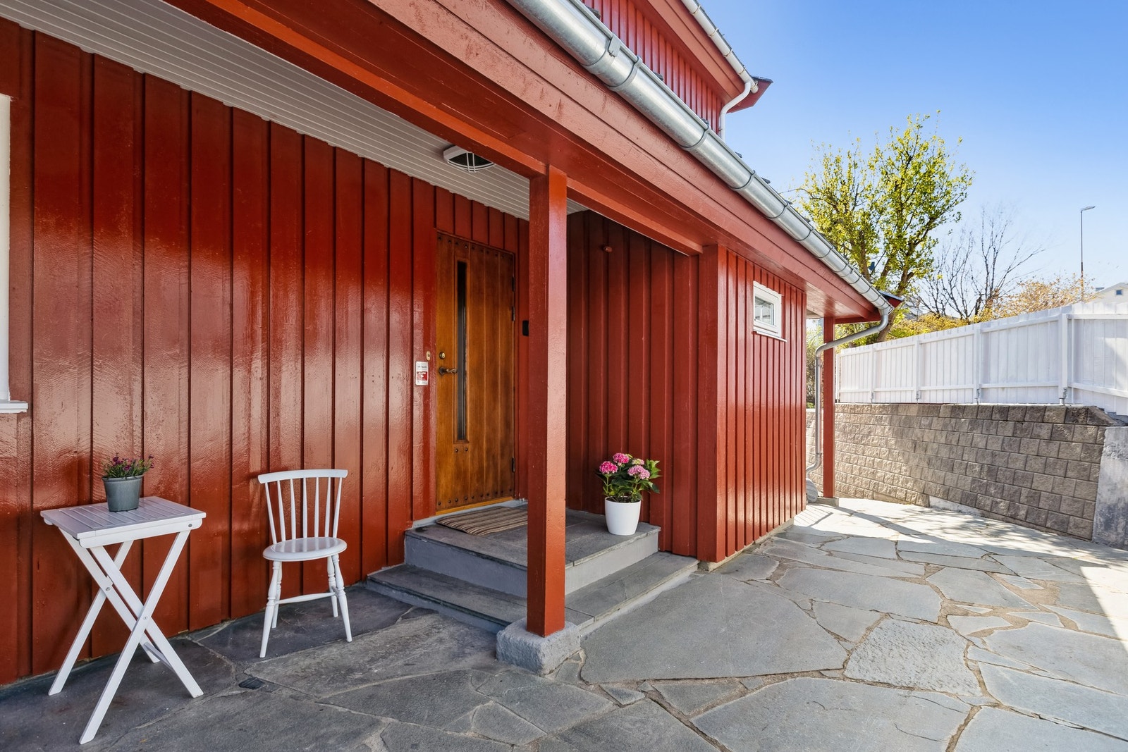 Pent inngangsparti med skiferbelagt uteområde. Galleribilde