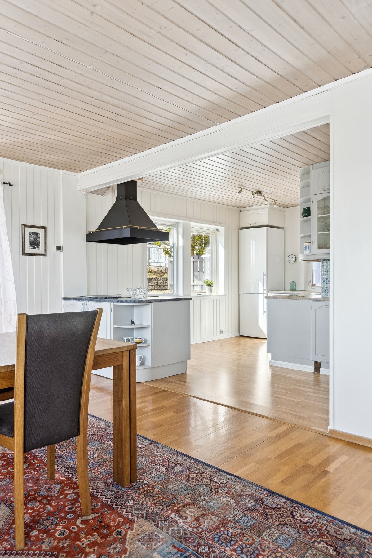 Fra spisestuen går man inn på det hyggelige kjøkkenet som har egen kjøkkenøy. Galleribilde