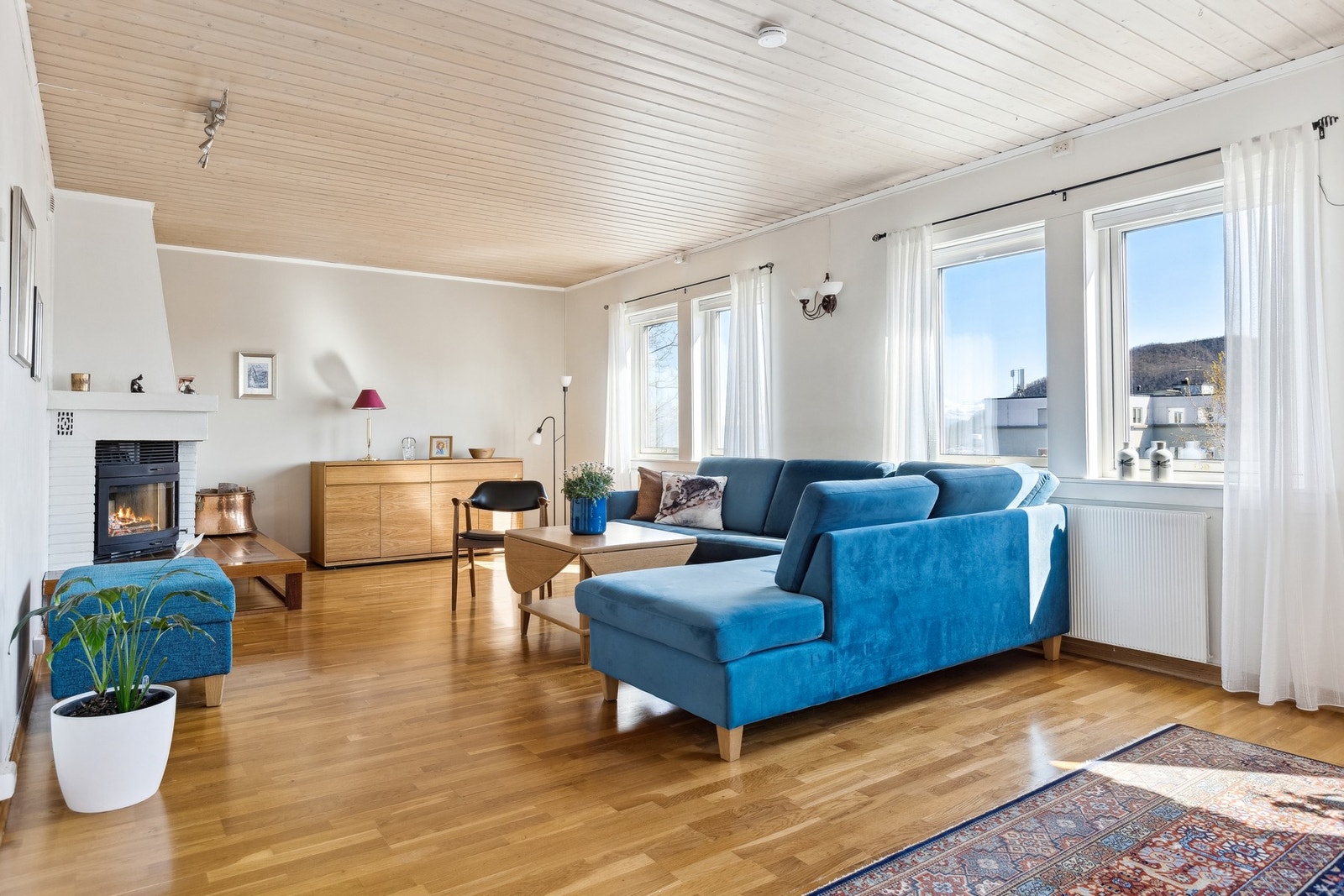 Tilbake i den stilige stuen igjen. Flotte lys og utsikts vinduer ned mot byen. Galleribilde