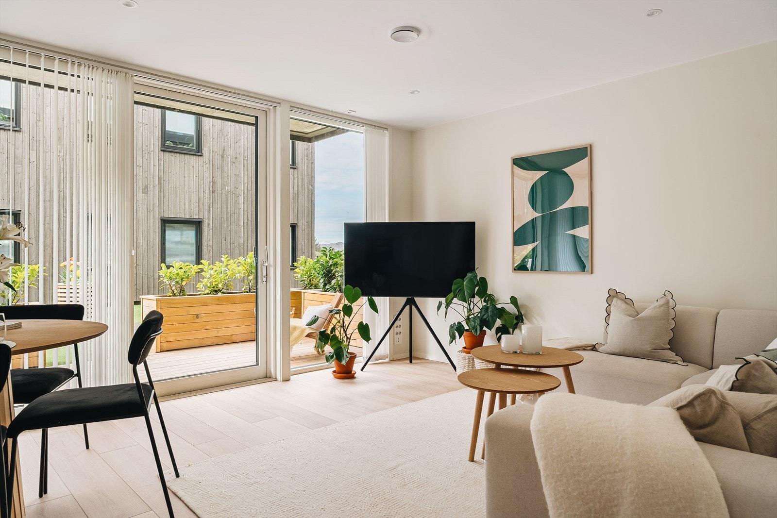 Dette er en moderne bolig med gjennomført smakfulle farge- og materialvalg som skaper en stilren og innbydende atmosfære. Galleribilde