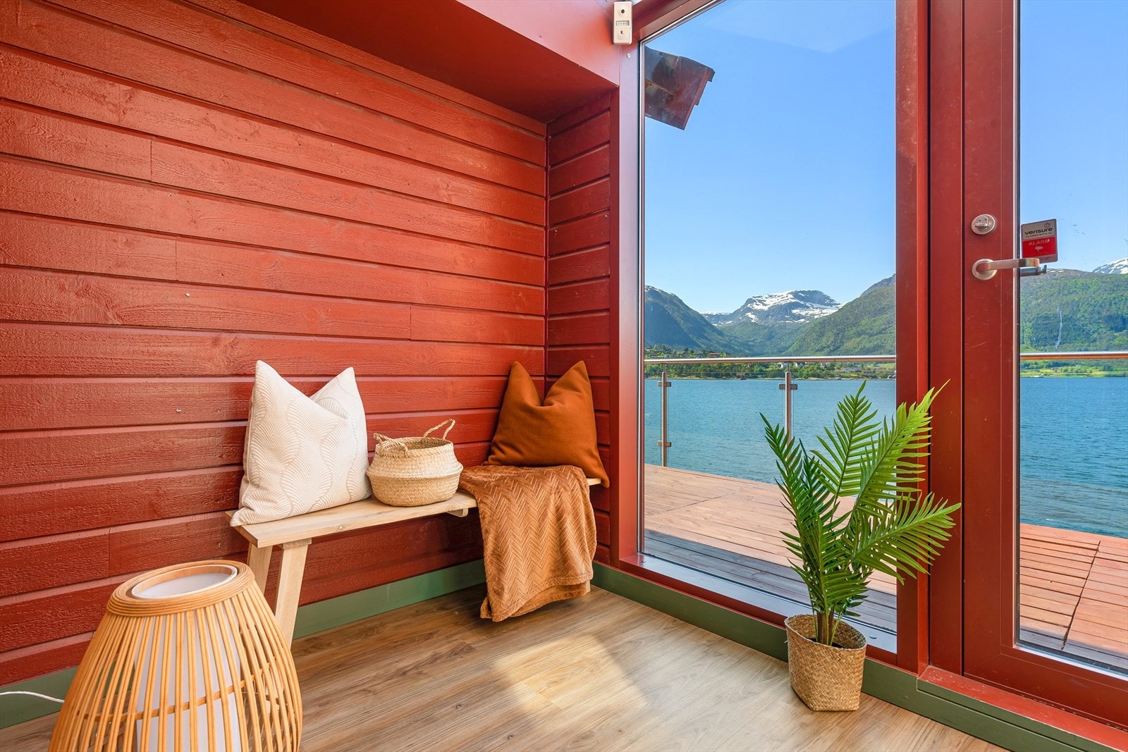 Frå stove er det utgang til ein herleg vinterhage på 8 kvm som forlengar sesongen. Galleribilde