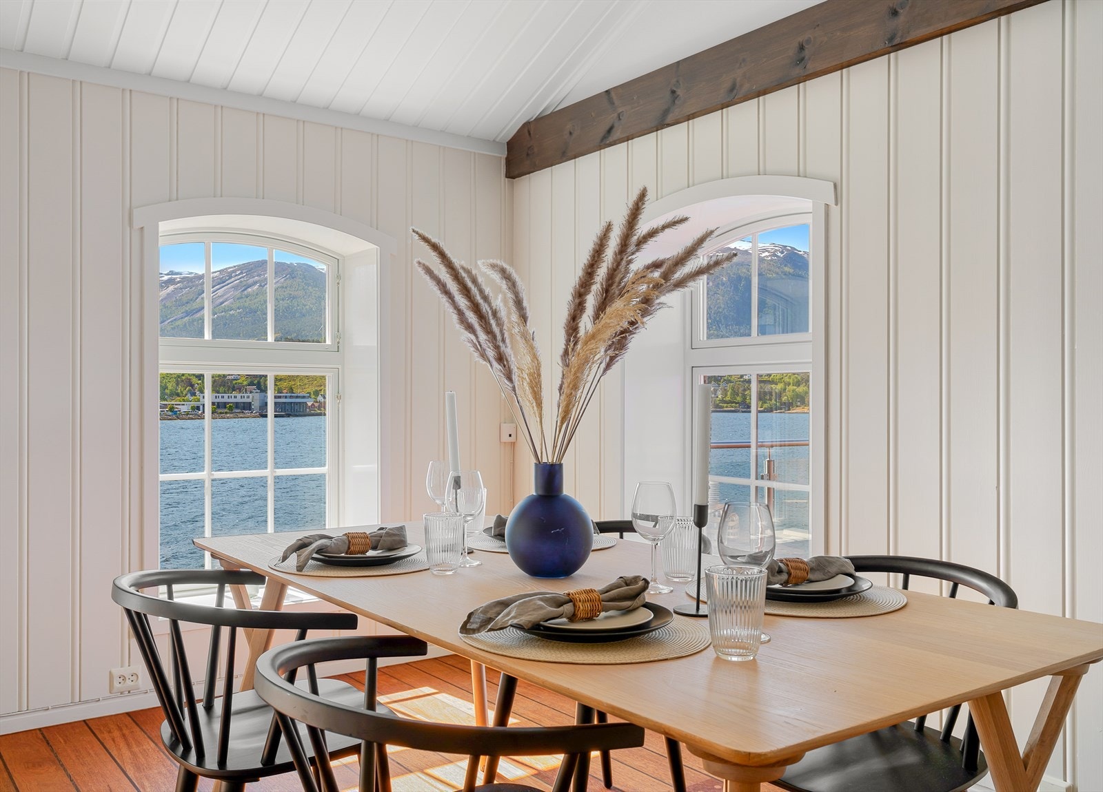 Stova er enkel å innreie og har god plass til spisebord... Galleribilde