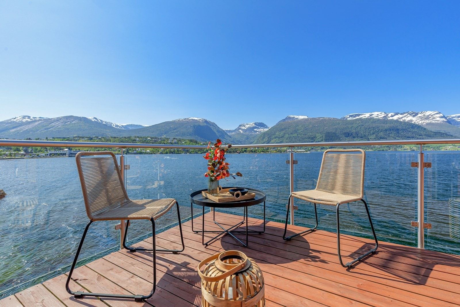 Frå vinterhagen er det utgang til ein stor balkong med fantastiske sol- og utsiktstilhøve. Galleribilde