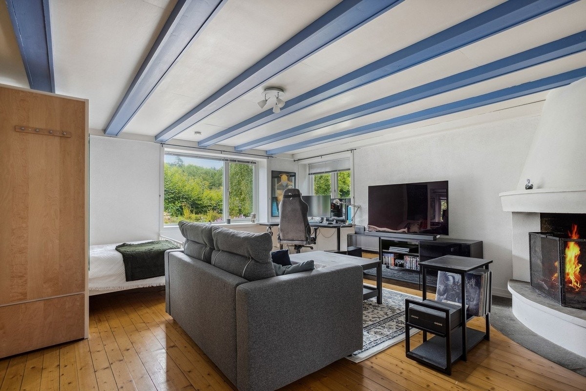 Stort rom med peis og egetkjøkken Galleribilde