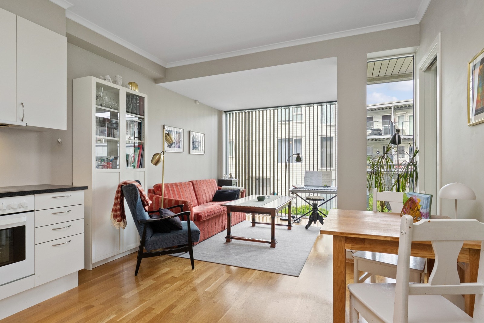 Leiligheten har stue og kjøkken i en moderne, åpen løsning. Galleribilde