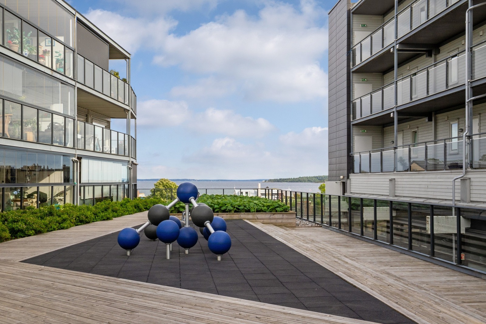 Sameiet har flere hyggelige fellesområder med benker og noen lekeapparater for barna. Galleribilde