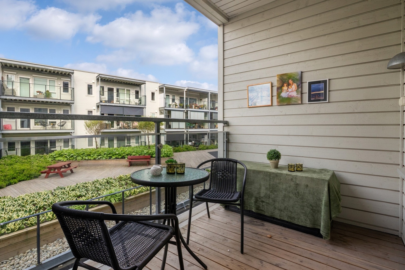 Balkongen er overbygd/innbygd, noe som skaper en lun, fin uteplass selv om været er litt ruskete. Galleribilde