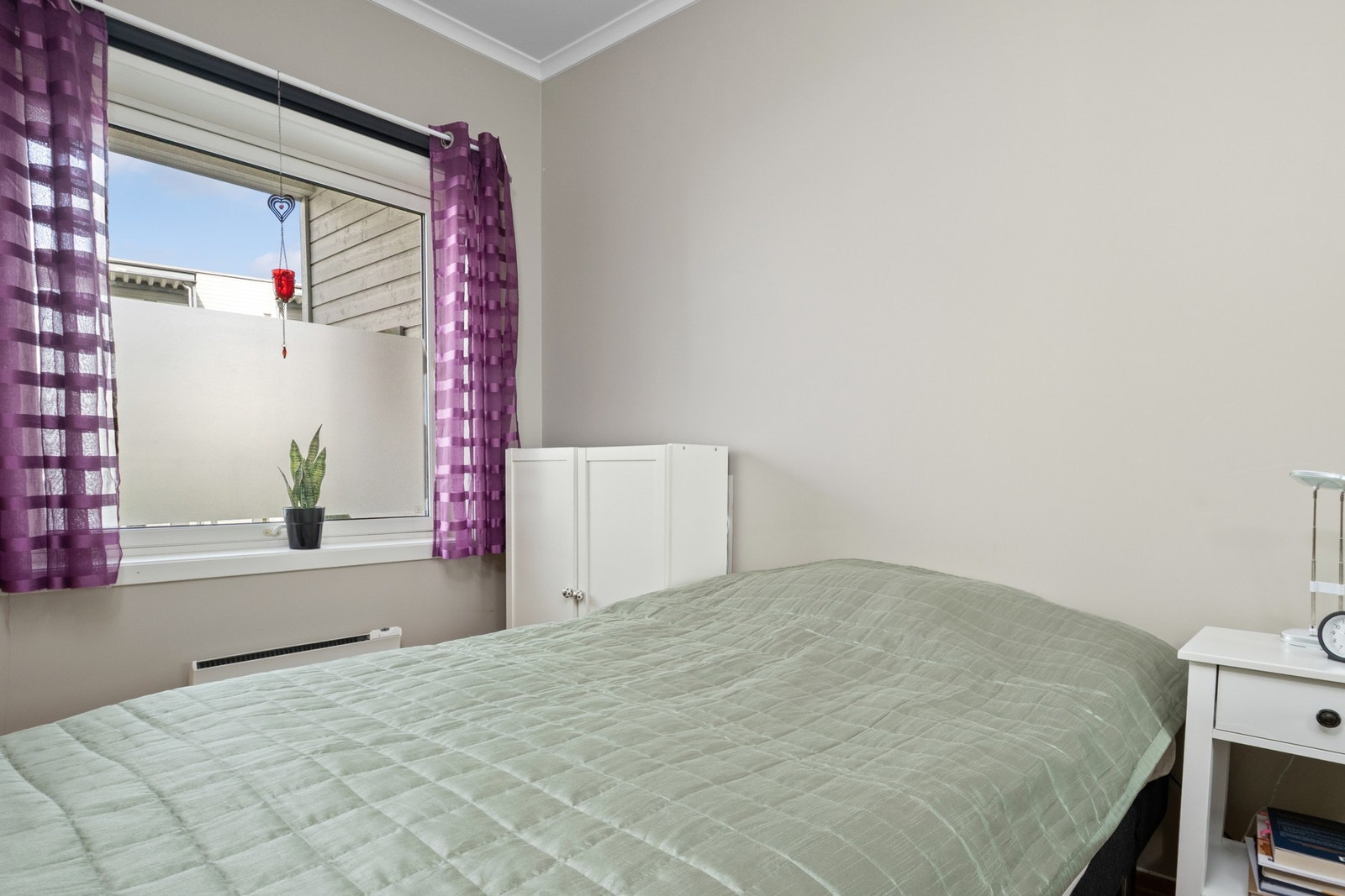 Leiligheten har et lyst og luftig soverom med vindu ut mot balkongen. Galleribilde