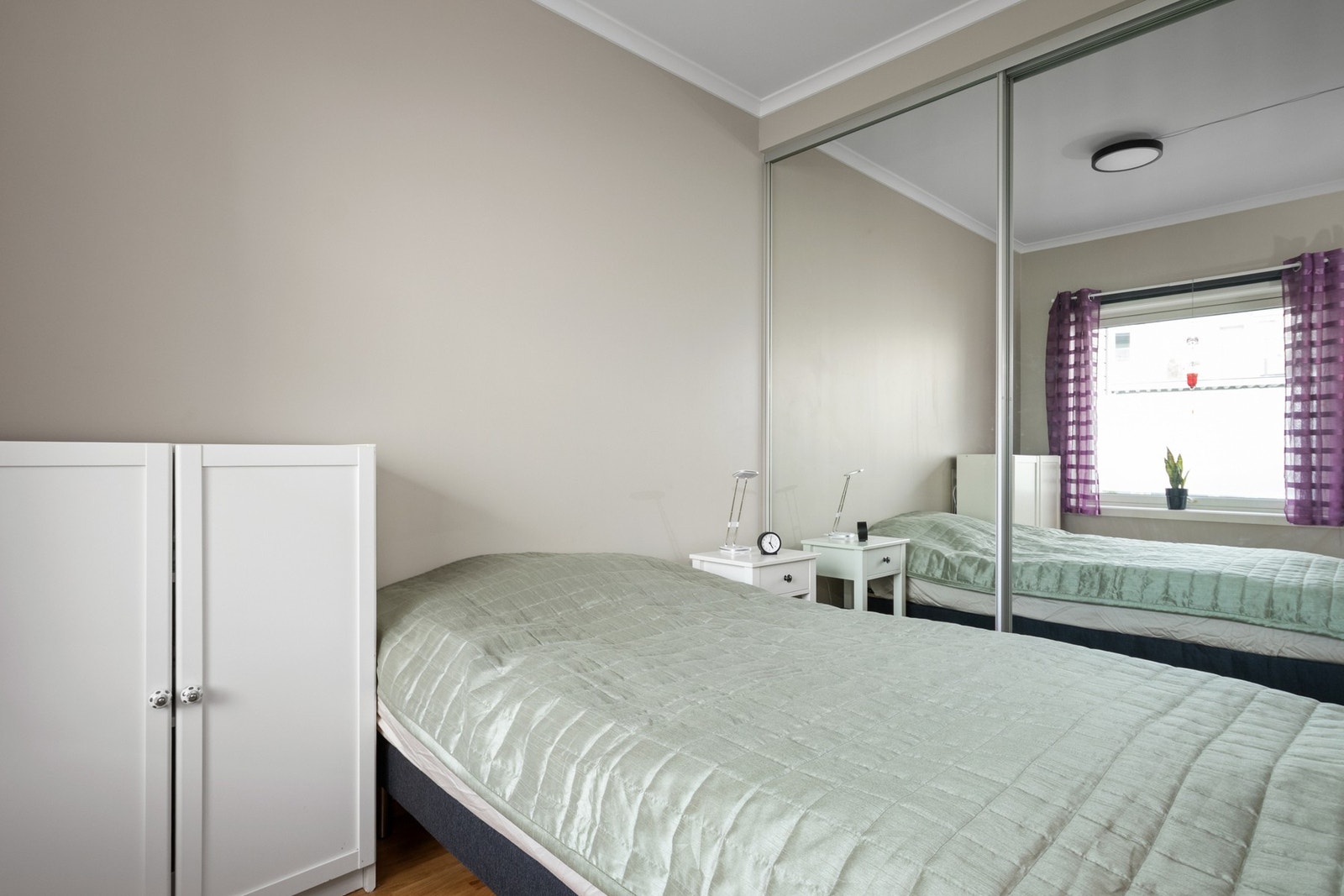 Soverommet har parkett på gulvet og lysmalte overflater, og det er også montert en romslig skyvedørsgarderobe med speilfronter. Galleribilde