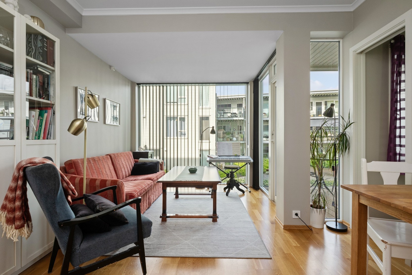 I stuedelen er det plass til sofagruppe, og det er plass til et lite spisebord i overgangen mellom stue og kjøkken. Galleribilde