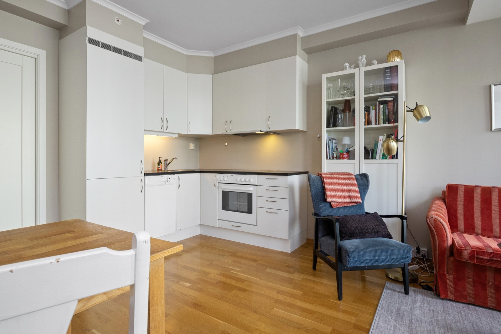 I tillegg har kjøkkenet stekeovn, platetopp, oppvaskmaskin og kjøle/fryseskap. Galleribilde