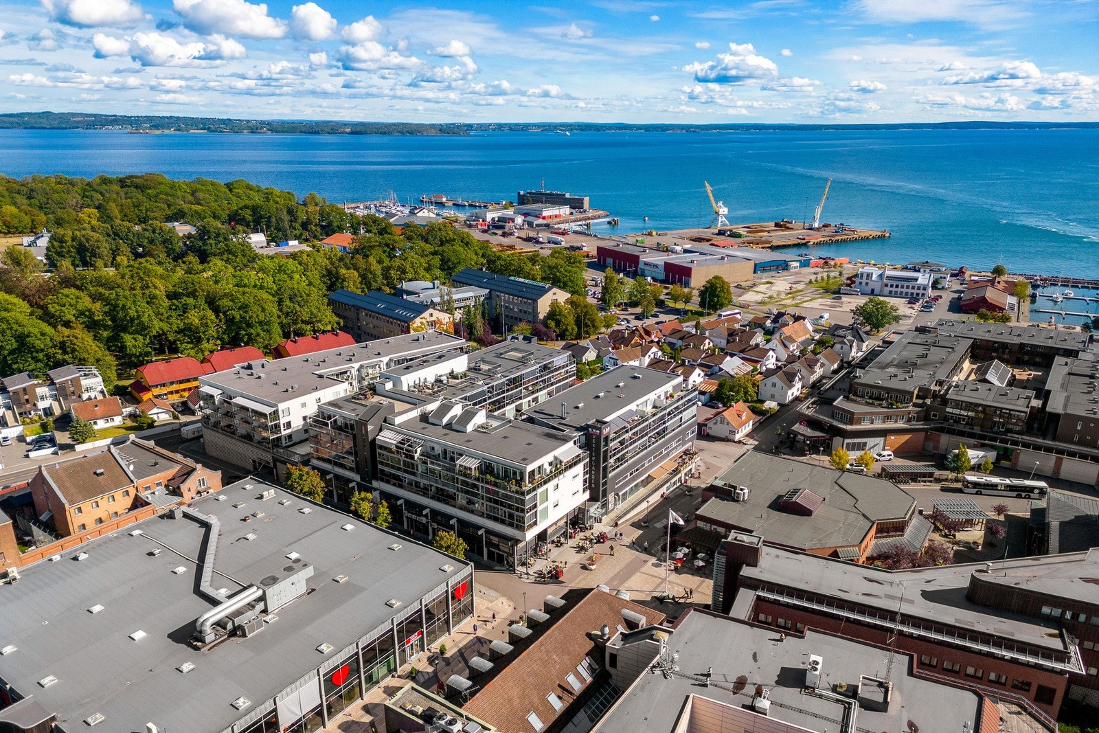 Det er ca. 150 meter til Horten Gjestehavn hvor man finner Bastøfergene som er gratis for passasjerer og syklende og et alternativ til Skoppum hvis man skal pendle med tog til Oslo. Galleribilde