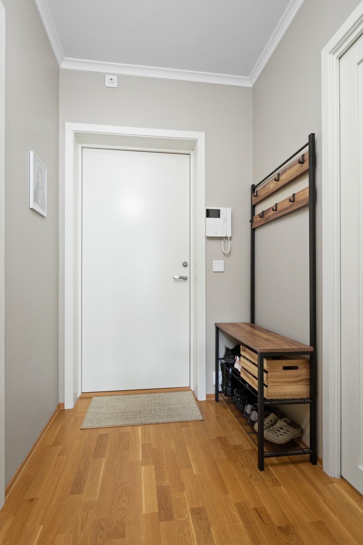 Entreen har parkettgulv, lysmalte overflater og direkte tilgang til innvendig bod. Galleribilde