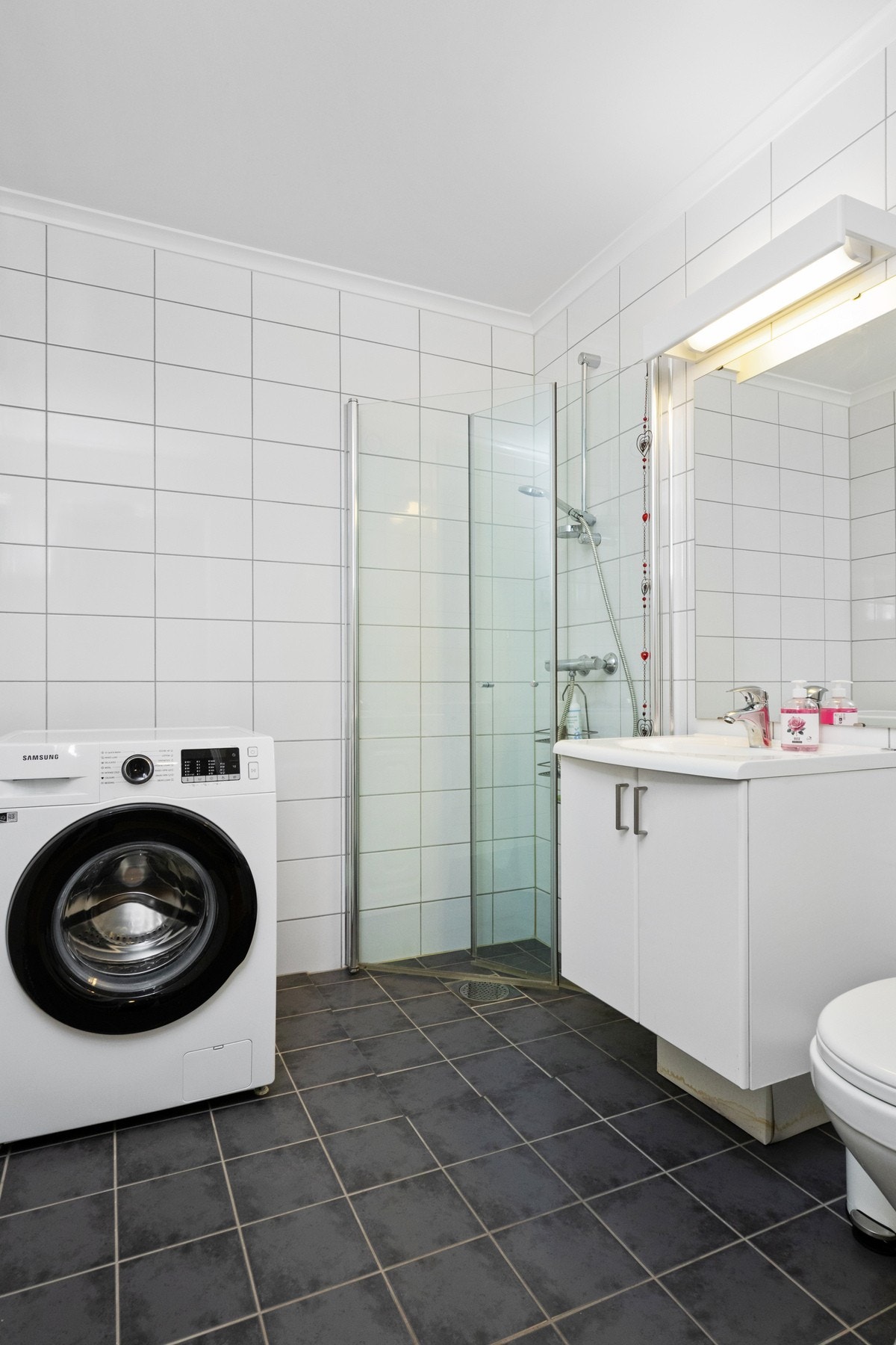 Innredningen består av en heldekkende servant med underskap, og over servanten er det speil med lys. Galleribilde