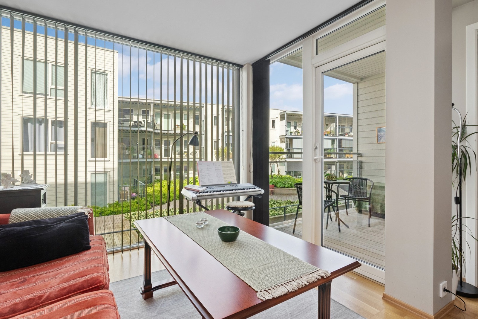 Fra leiligheten er det utgang til en koselig balkong på ca. 5 kvm. Galleribilde