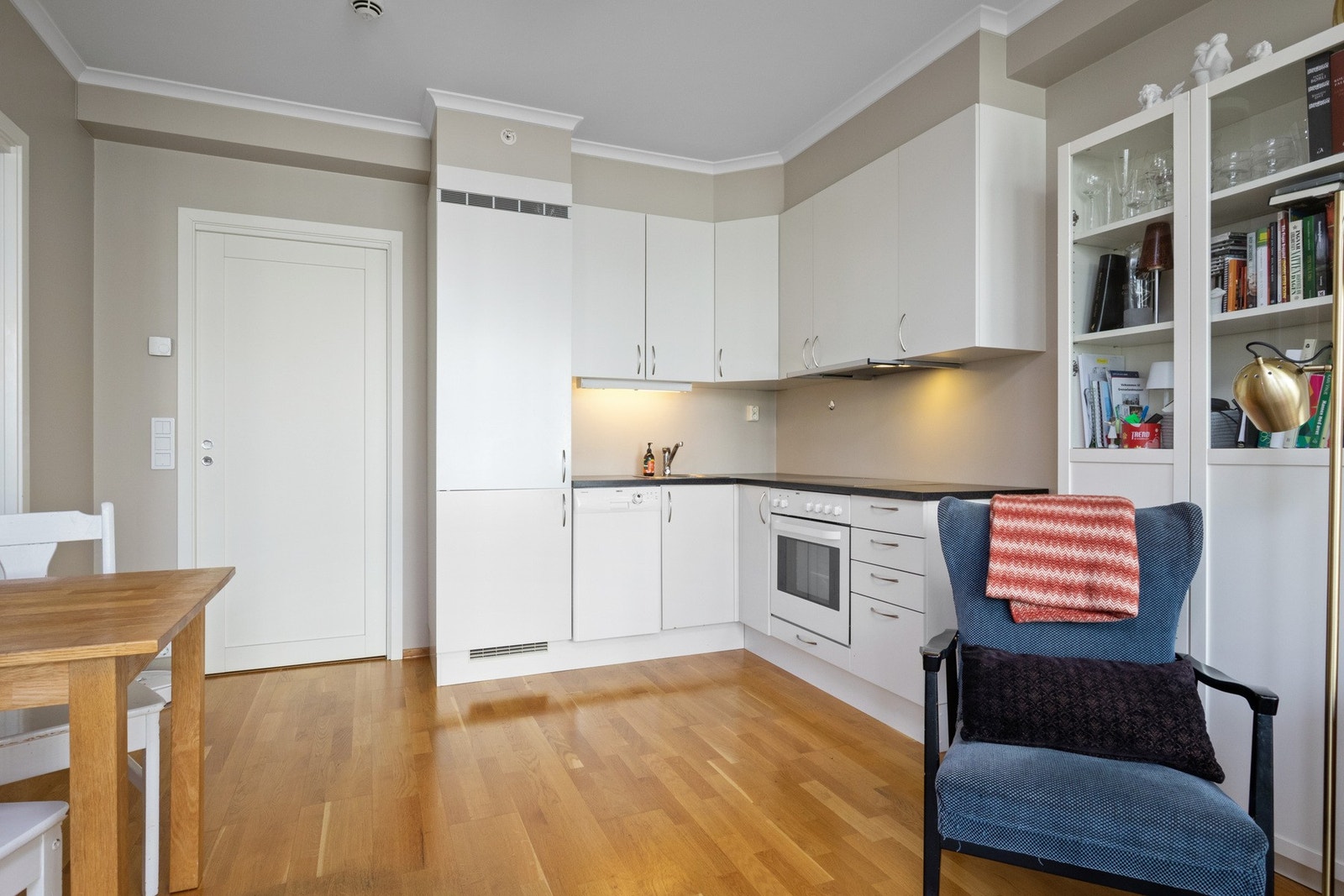 Det er montert lys under overskapene, og det er ventilator over kokesonen. Galleribilde